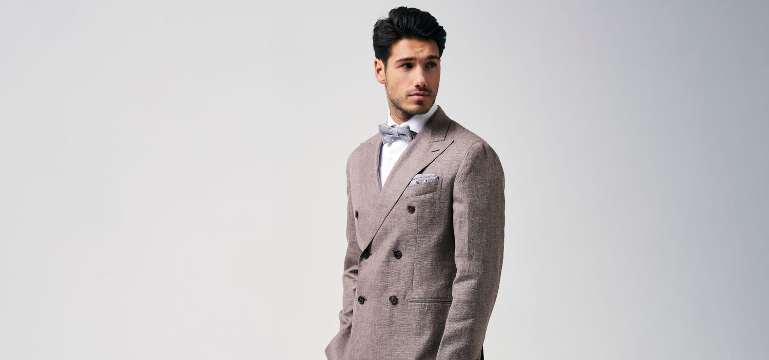 2 delig trouwpak met een dubbele rij knopen in combinatie met een wit hemd en een bijpassende strik