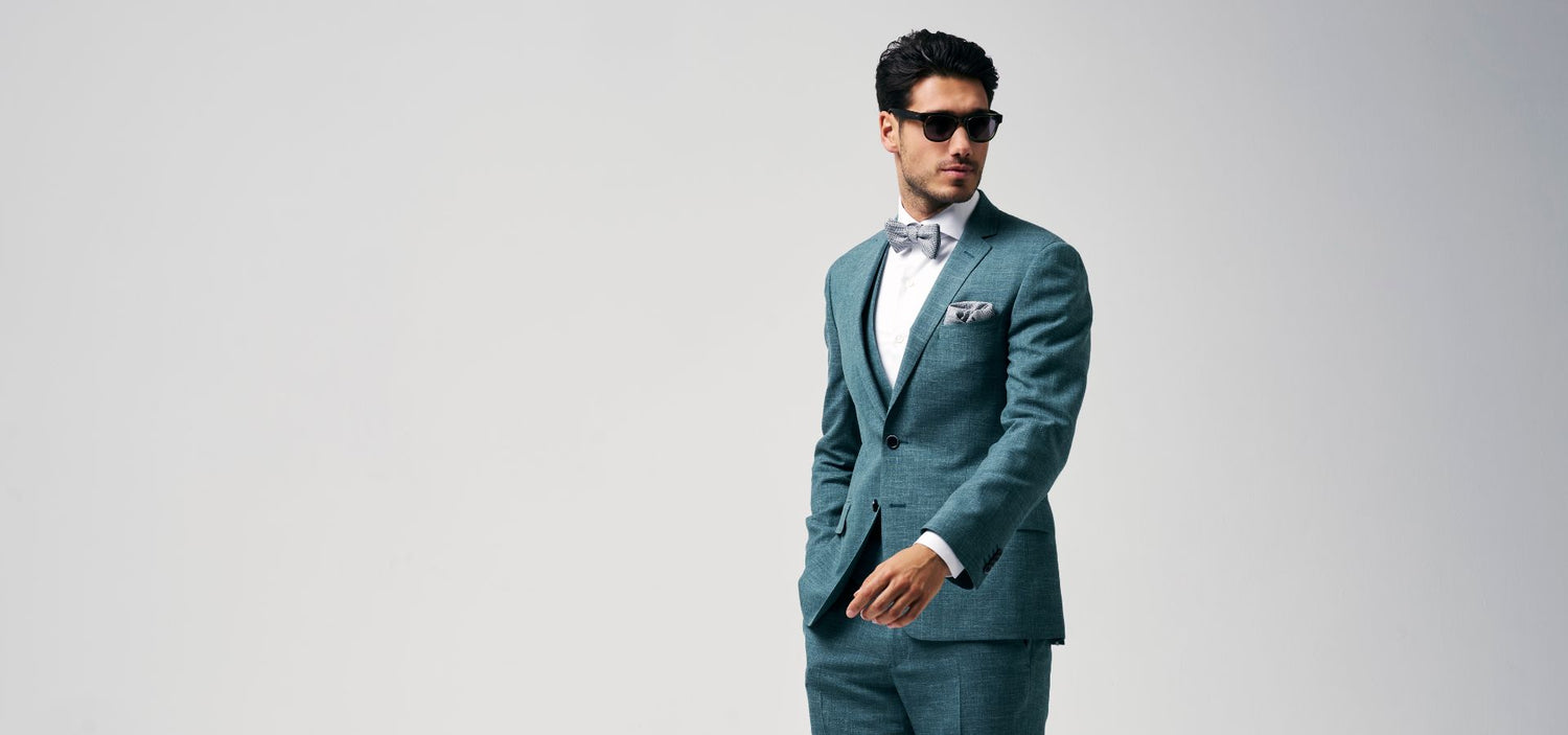 3 delig groen trouwpak in combinatie met een wit hemd en een strik en pochet in structuurstof in het groen