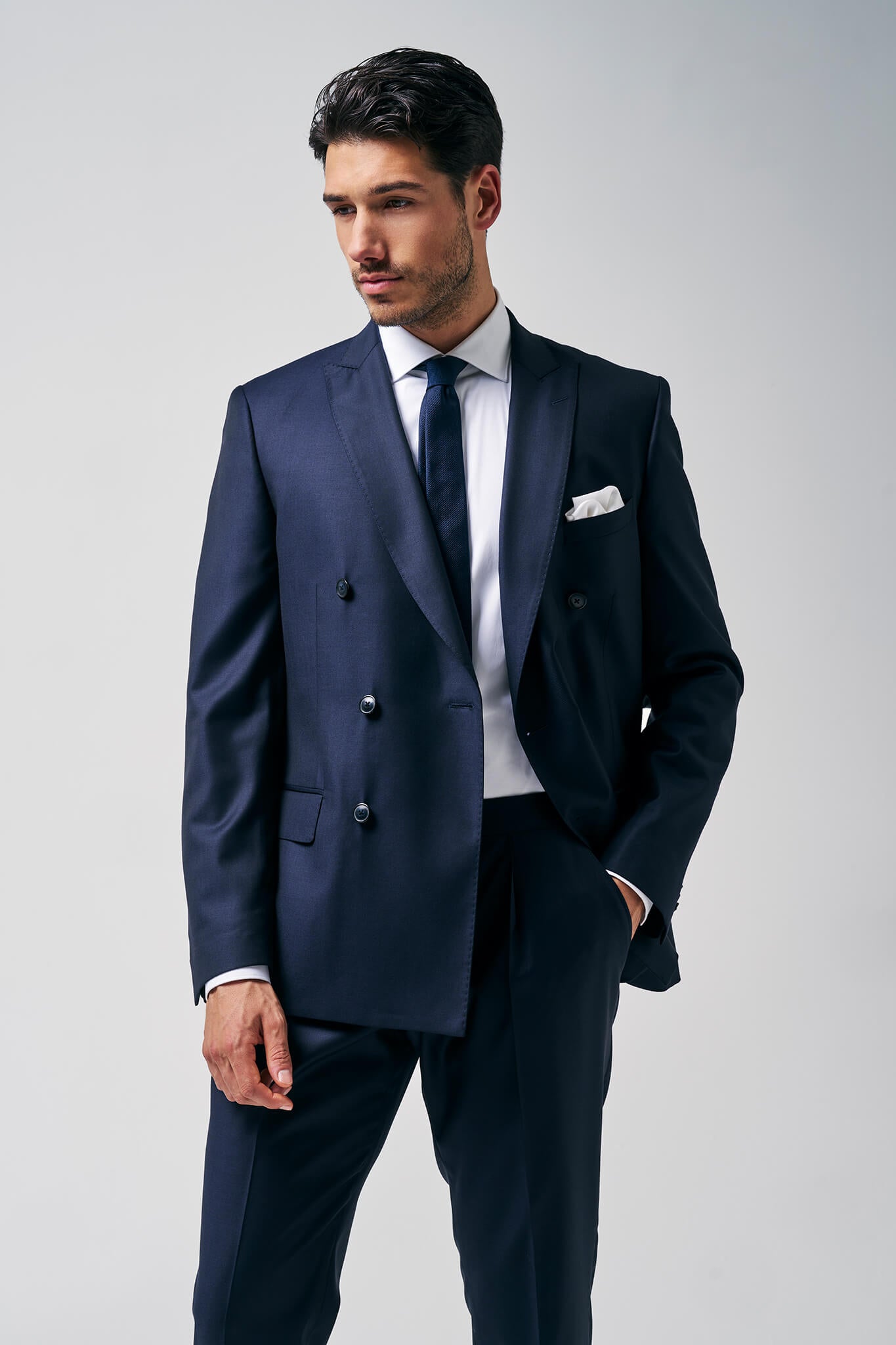 Donkerblauw dubbelrijs herenpak uit de Wellens Men kostuumcollectie 2026, tijdloze elegantie en verfijnd maatwerk voor de moderne man.