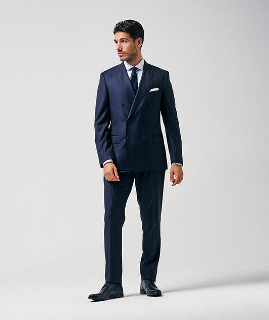 Elegant donkerblauw herenpak uit de Wellens Men kostuumcollectie 2026, tijdloze stijl en verfijnd maatwerk voor elke gelegenheid.