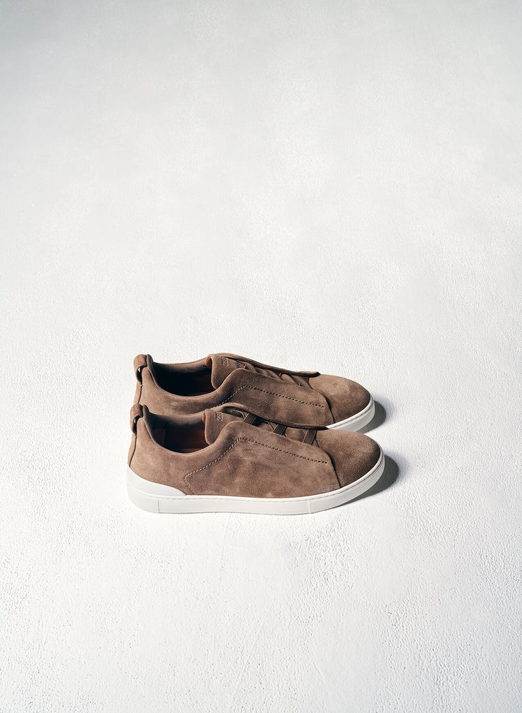 Taupekleurige suède herenschoenen van Zegna uit de Wellens Men trouwcollectie 2026, stijlvolle accessoires voor de bruidegom.