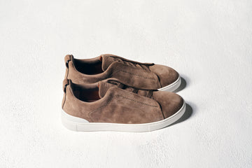 Taupekleurige suède herenschoenen van Zegna uit de Wellens Men trouwcollectie 2026, stijlvolle accessoires voor de bruidegom.