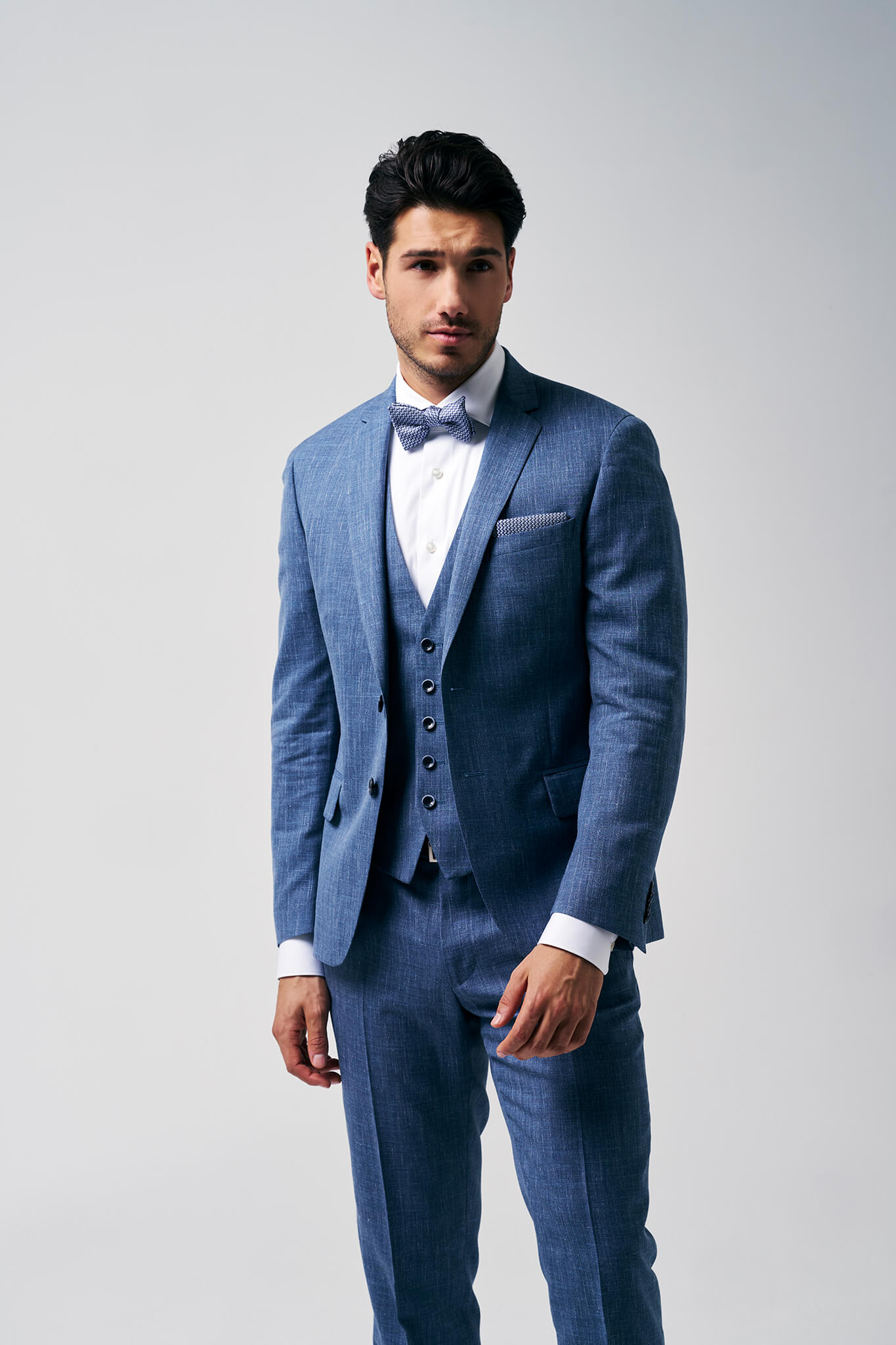 Blauw driedelig trouwpak voor heren uit de Wellens Men trouwcollectie 2026, met gilet, wit hemd, strik en pochet.