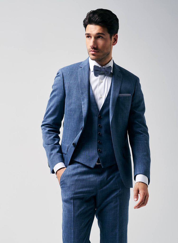 Campagnebeeld van de Wellens Men trouwcollectie 2026 met een stijlvol blauw driedelig heren trouwpak, elegant en tijdloos voor de moderne bruidegom.