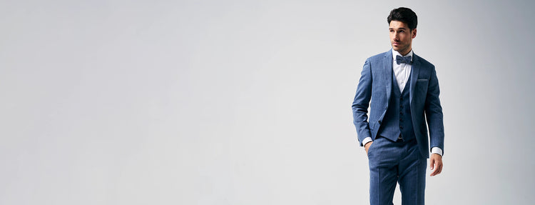 Campagnebeeld van de Wellens Men trouwcollectie 2026 met een stijlvol blauw driedelig heren trouwpak, elegant en tijdloos voor de moderne bruidegom.